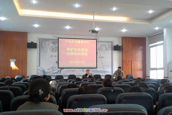 2013年中东法律服务所李成钢在社区服务中心上法制课