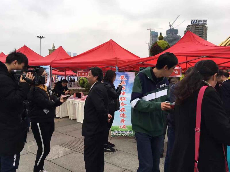 兴关所杨正林接受电视台采访